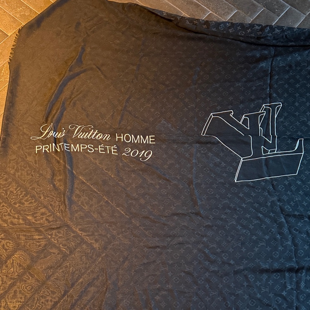 LV X Large Scarf - Picture 2 of 5